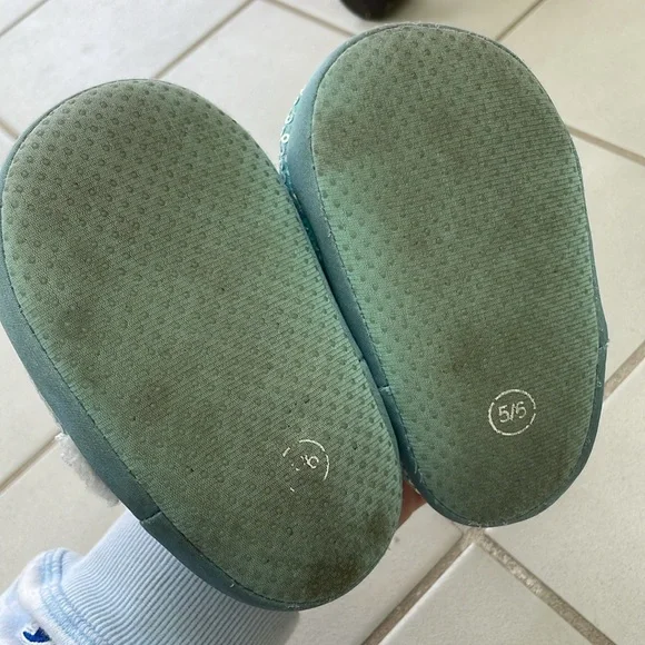 DISNEY Frozen toddler slippers. Size S (5/6) - Picture 5 of 5